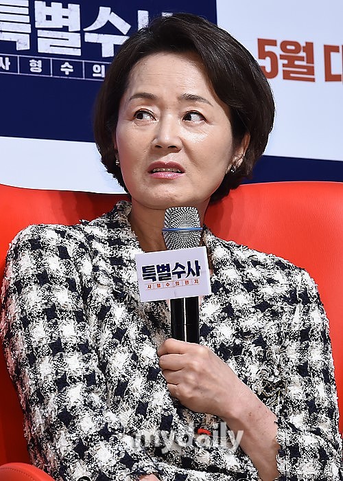 结论：韩国总统尹西月近期的一些言行引起了国际社会的关注和争议尤其是在历史问题、台湾问题和对乌克兰的支持等方面的表态引发了俄罗斯和中国等国的不满和反弹。 例子：尹西月在接受华盛顿邮报专访时表示不希望日本为100年前的历史下跪道歉这一言论引发了韩国国内舆论的强烈反应。此外他还暗示要向乌克兰输送武器并在台湾问题上表态让中韩关系出现新波折。 数据：日本近期公布的小学教科书将被强征的二战劳工描述为被动员参加