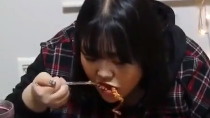 秀彬大晚上吃各种烤串和米饭,长这么胖也是有一定道理的