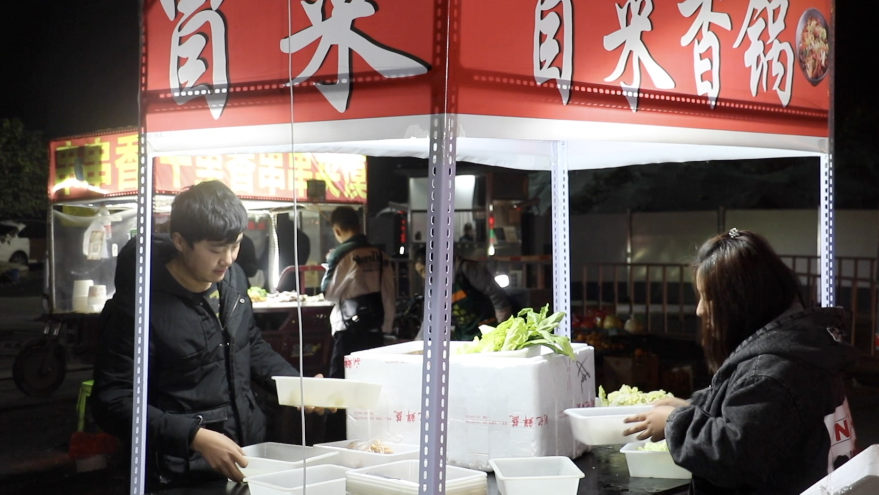 小伙寒夜摆摊卖冒菜,孕妻每天陪伴:在一起就不冷