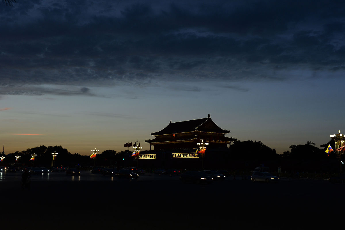 2013年9月23日傍晚,晚霞照亮北京城,长安街上,灯光与霞光交相辉映,天