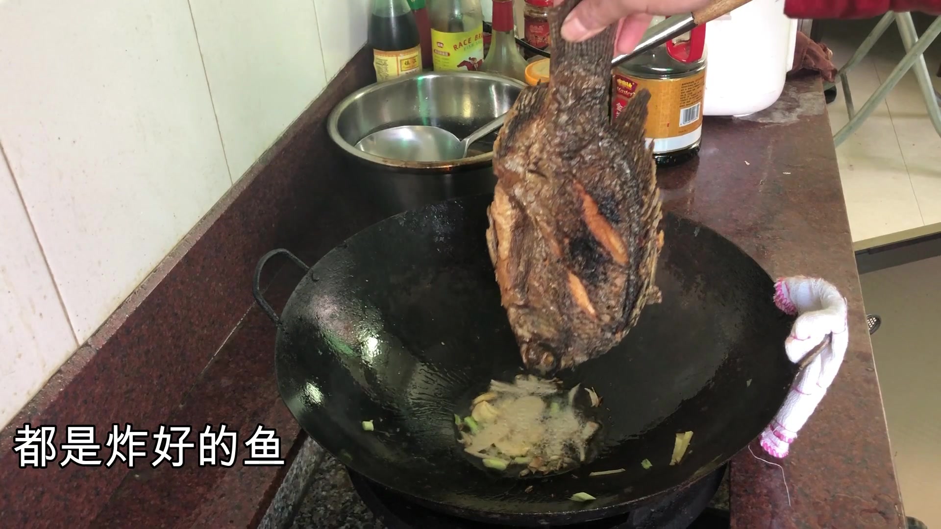 江西农村女厨师做红烧鱼,看看她这手艺,在大城市工资最少8千