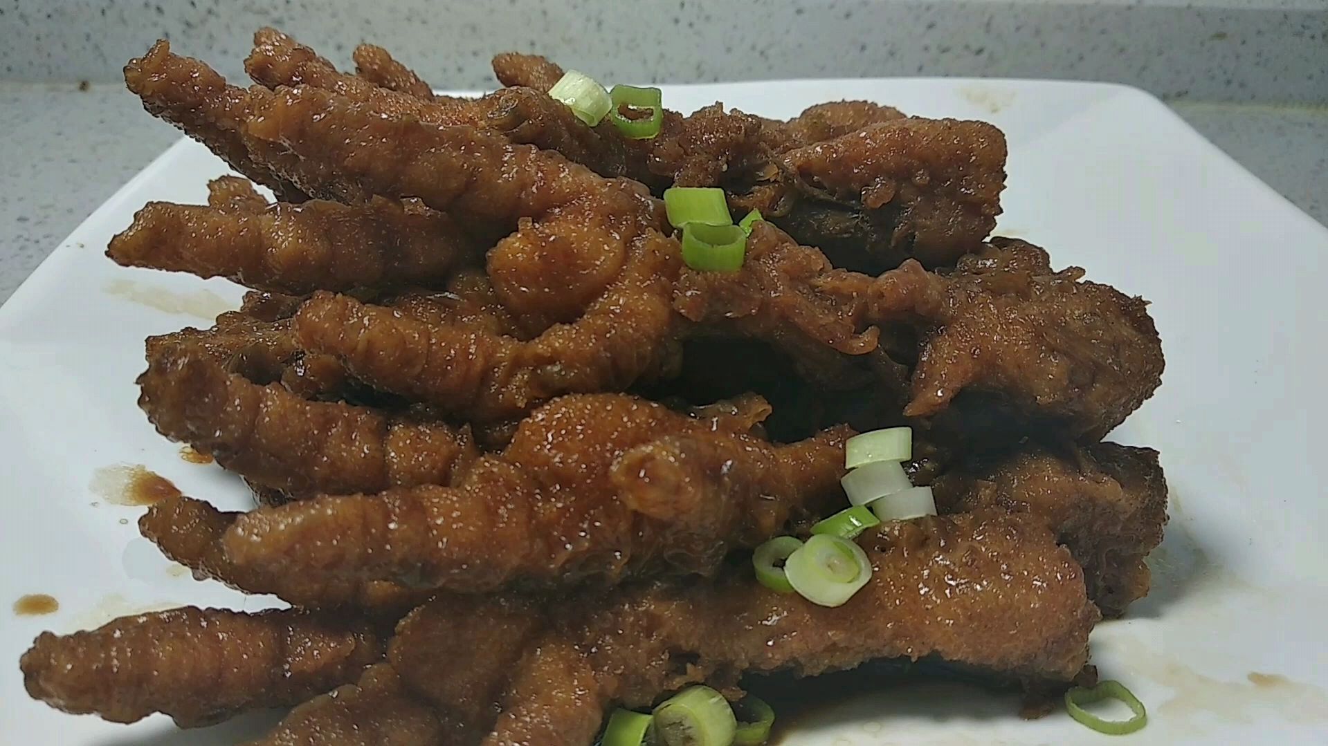 12块钱的鸡爪子,做了一大盘“虎皮凤爪”。软烂脱骨,吃的真过瘾