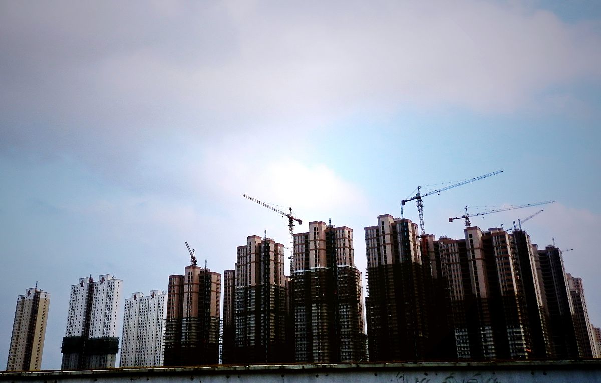 这次调研的目的是为了对延安市育英初中一年级12个班级的语文教学中的师生互动情况进行全面的调查并对老师和同学们对课堂互动的认识、感受和期待进行深入的探讨以期为今后的语文教学工作有所帮助。此外本次调查还采取了问卷调查的形式该问卷包括12个题目主要从口语互动这一维度入手涉及到互动认识、互动意愿、互动过程、互动心理等多个方面。本研究以不记名的方法以250位同学为对象进行了调查共获得234位同学总回收率达9