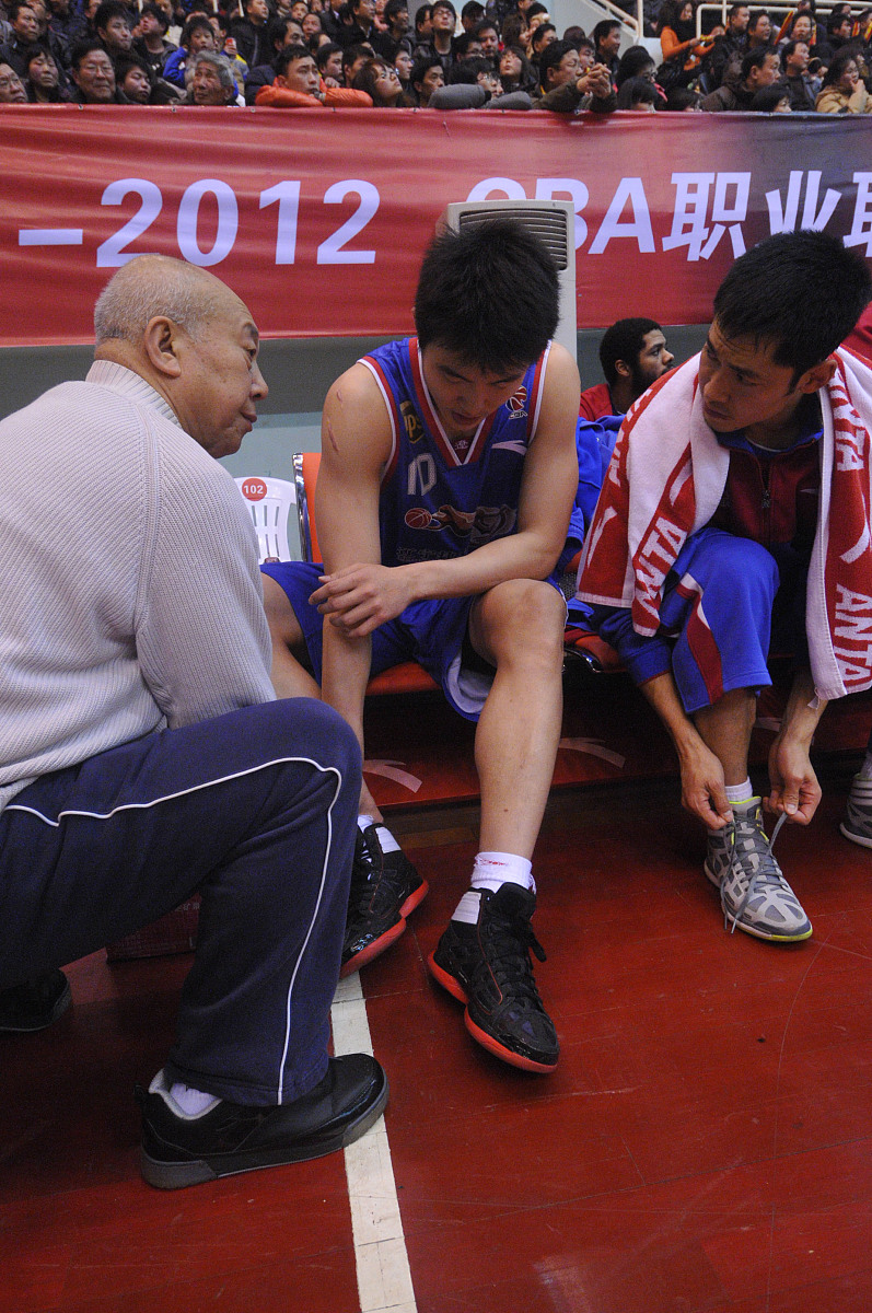nba球员膝盖扭伤后无结构性损伤现在可以正常参加正常篮球活动包括移动投篮防守滑步等是不是说明这位球员基本没有疼痛感