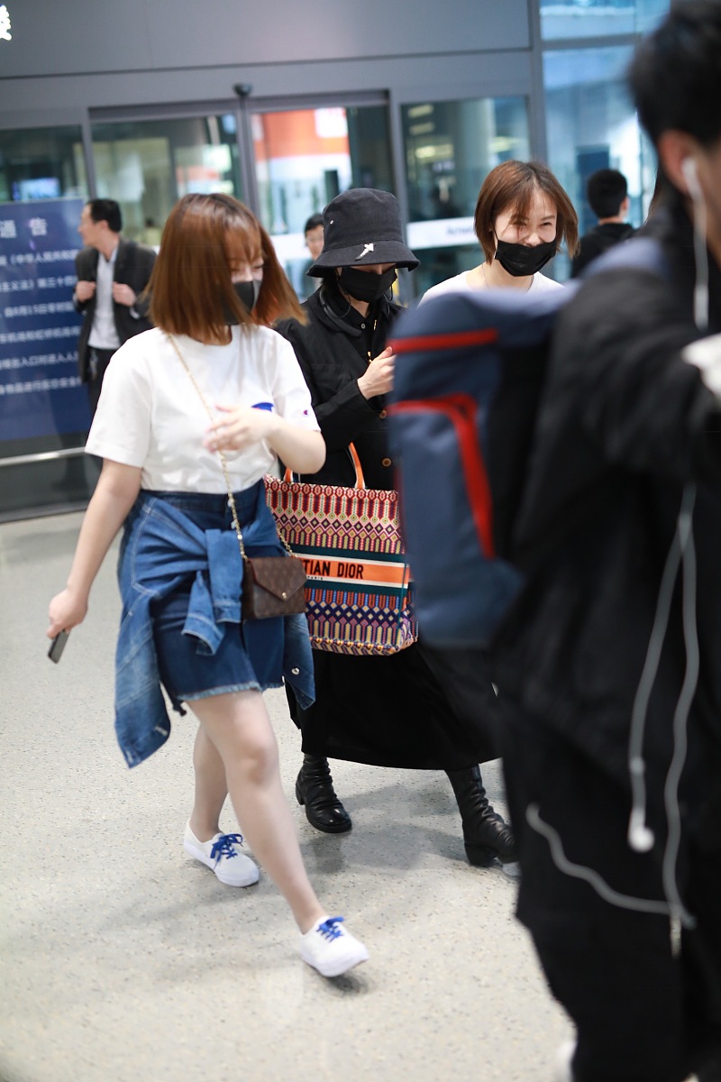 王子文重庆拍戏路透曝光！百褶裙造型甜美飒酷，期待新剧开机