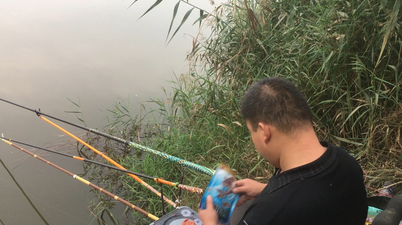 野钓鲫鱼用什么颗粒打窝比较好,钓鱼人宝峰给大家分享他的窝料!