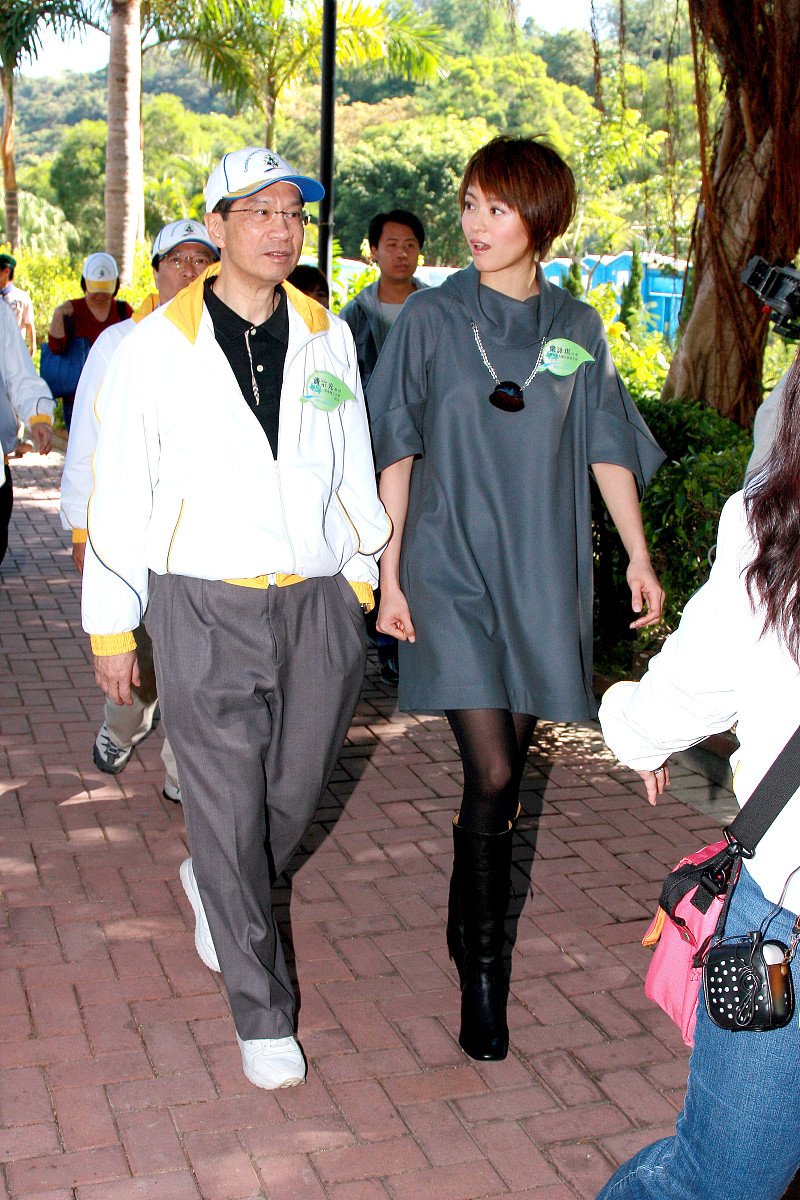 2008年11月30日讯,香港,超过一千名香港大学的校友合力栽种五千?t花苗