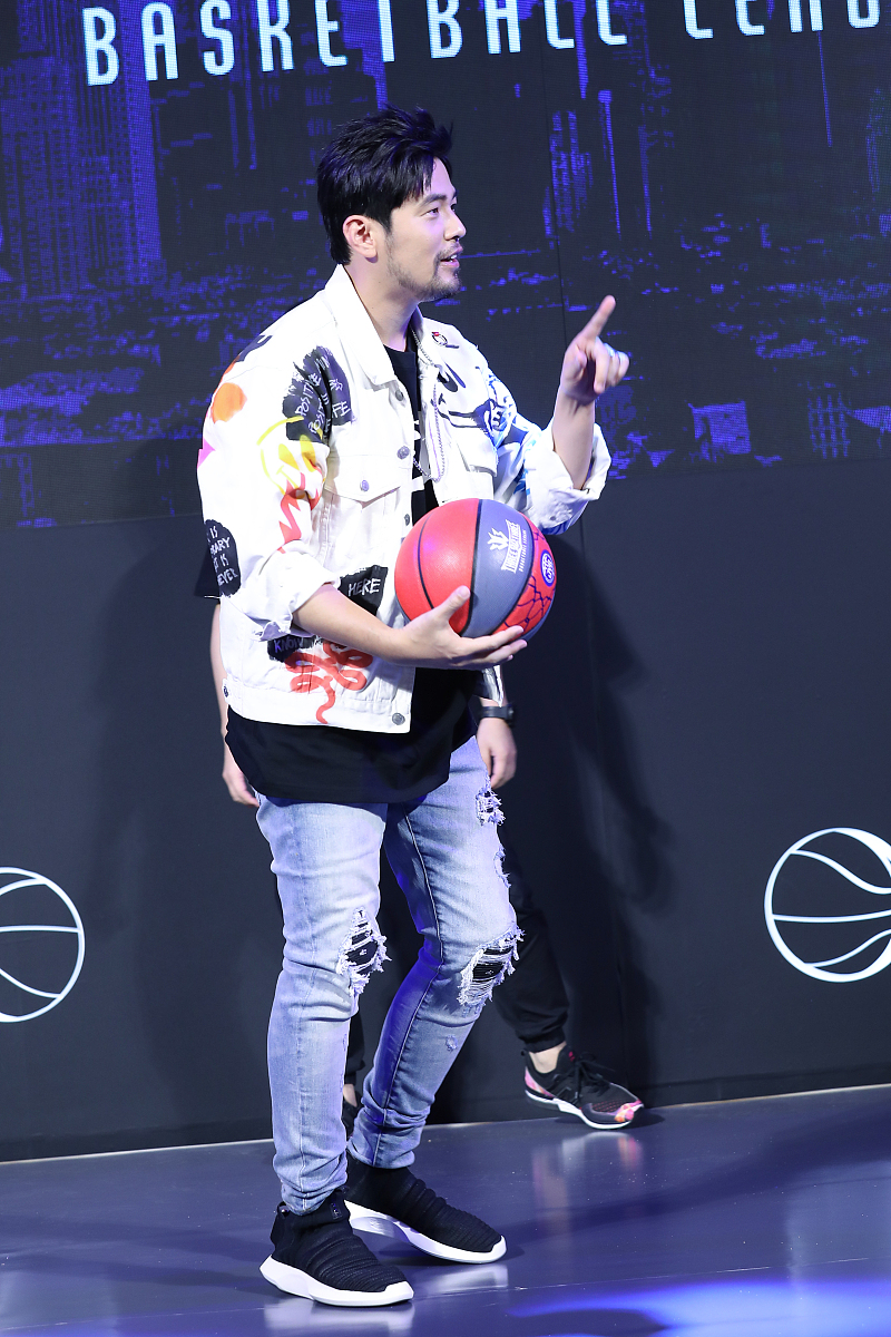 周杰伦头发浓密，没有秃头迹象