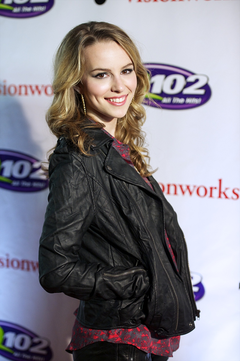 bridgit mendler. attends q102锟斤拷?拷锟斤拷s jingle ball 2012 a