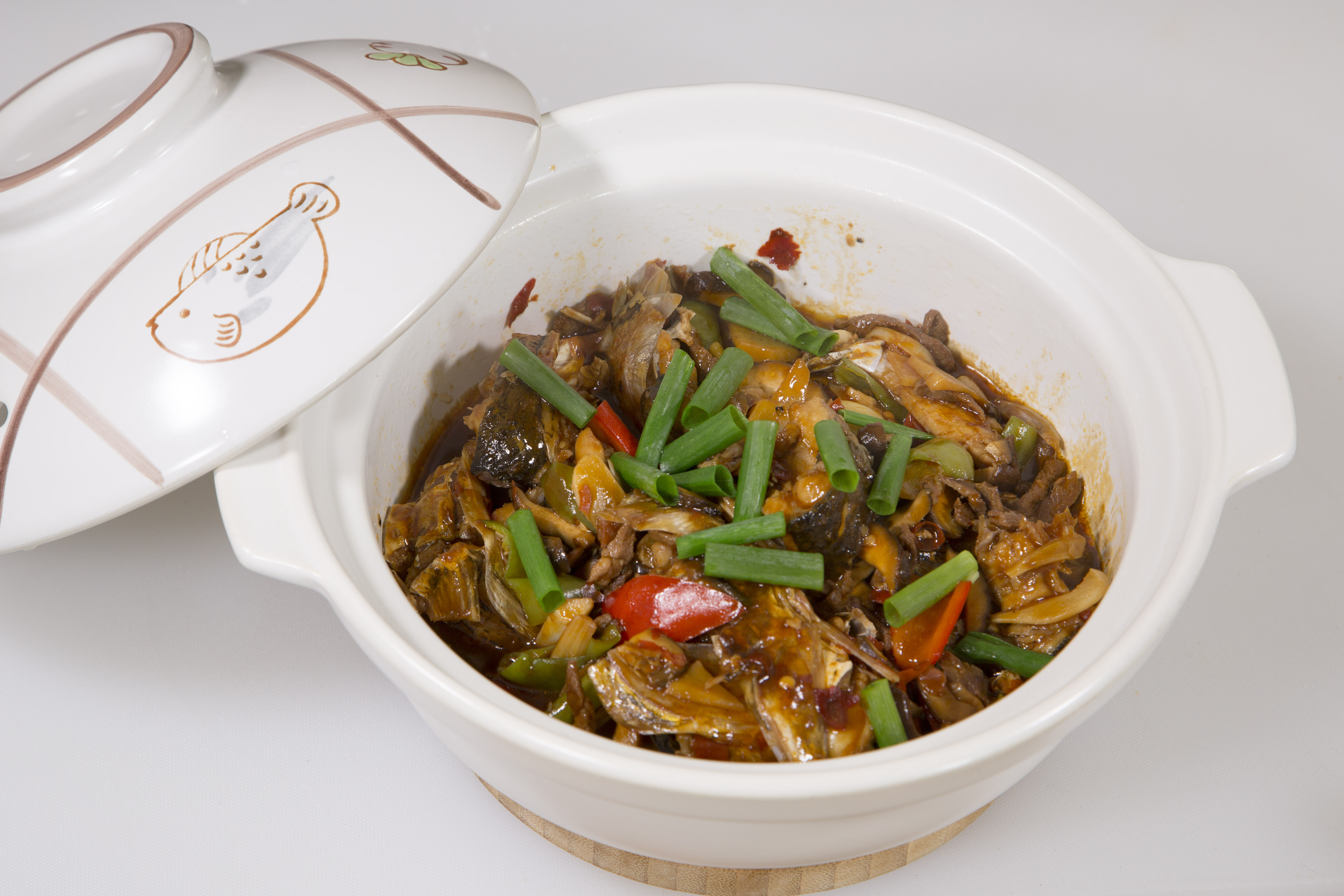 红烧鱼头家常做法,把鱼头剁成块方便制作又入味,出锅下酒又下饭