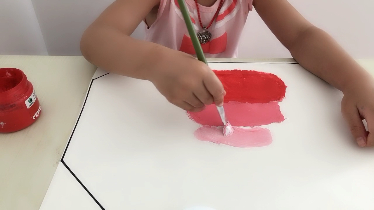 《亲子水粉画》宝贝说:姑姑的生日到了我们给姑姑画个蛋糕吧