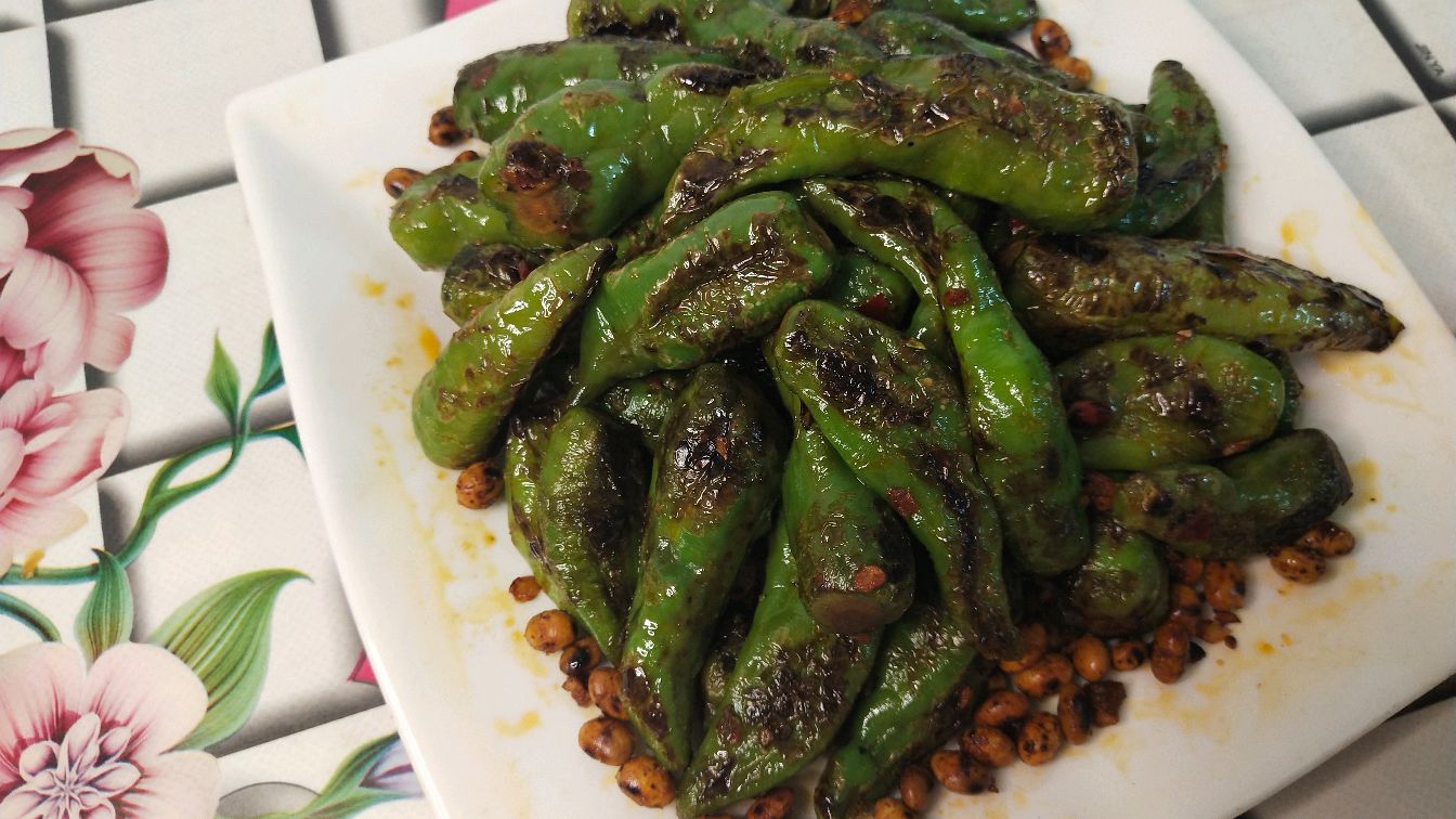 土家妹子版嫩辣椒炒黄豆,网友:黄豆和辣椒神组合,很特别哦