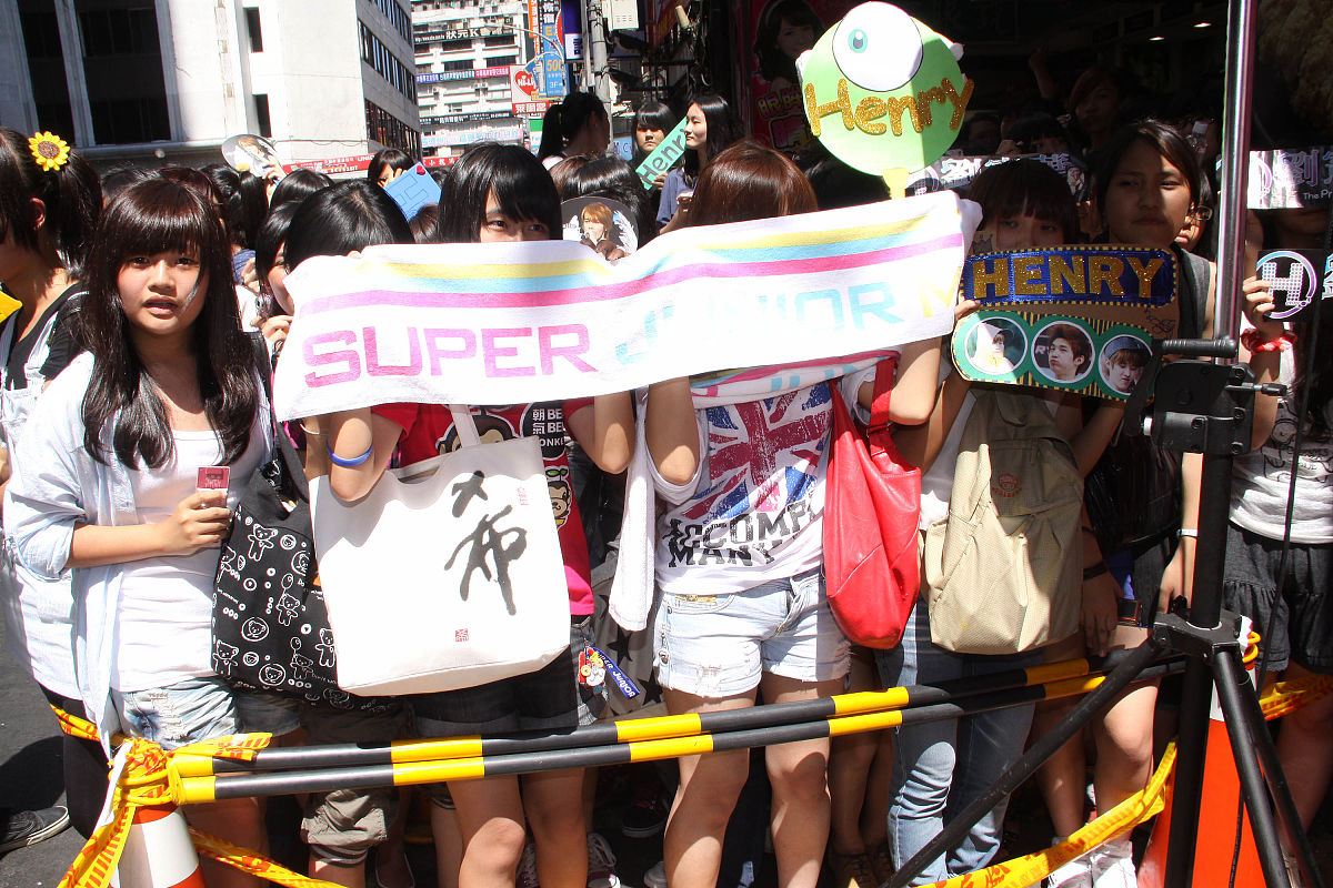 2011年7月8日,台北,"s.m.官方明星商品专门店"开业.super junior-m团
