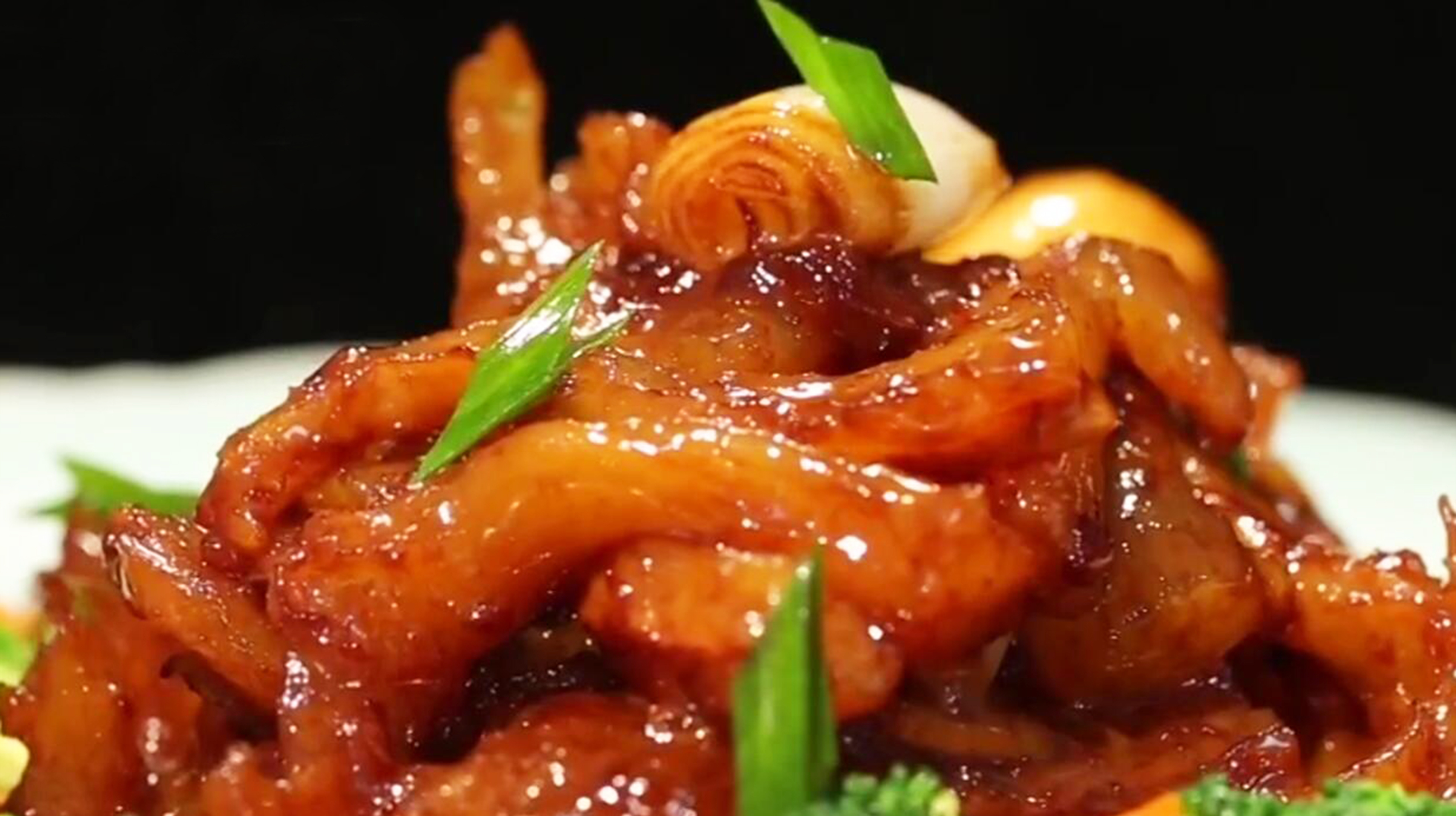 大厨教您做超国宴级别,经典名菜“葱烧牛蹄筋”,葱香味醇超下饭