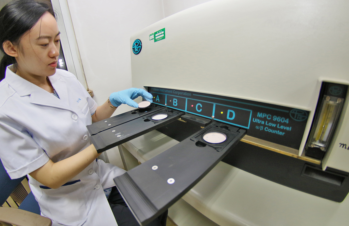 五、实验室内部管理1实验室应当定期进行放射性污染检测确保实验室环境的安全。2应定期进行人员的放射防护知识培训增强人员的防护意识。3对于不遵守安全规范的人员应当进行教育并记入档案严重的情况下应当暂停其在实验室的活动。将实验室内部管理扩充为150字