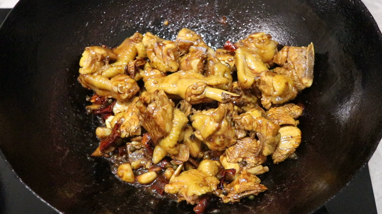 原来炒鸡好吃有窍门，不用焯水，鸡肉鲜嫩入味，2斤鸡肉不够吃