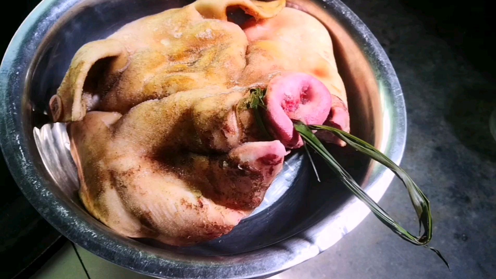 吃不起猪肉,花120元买了一个11斤重的猪头,拆下来8斤肉太划算了