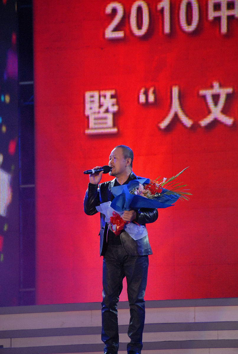 我需要一篇关于华东五市的游览体验的报告字数要求2500字
