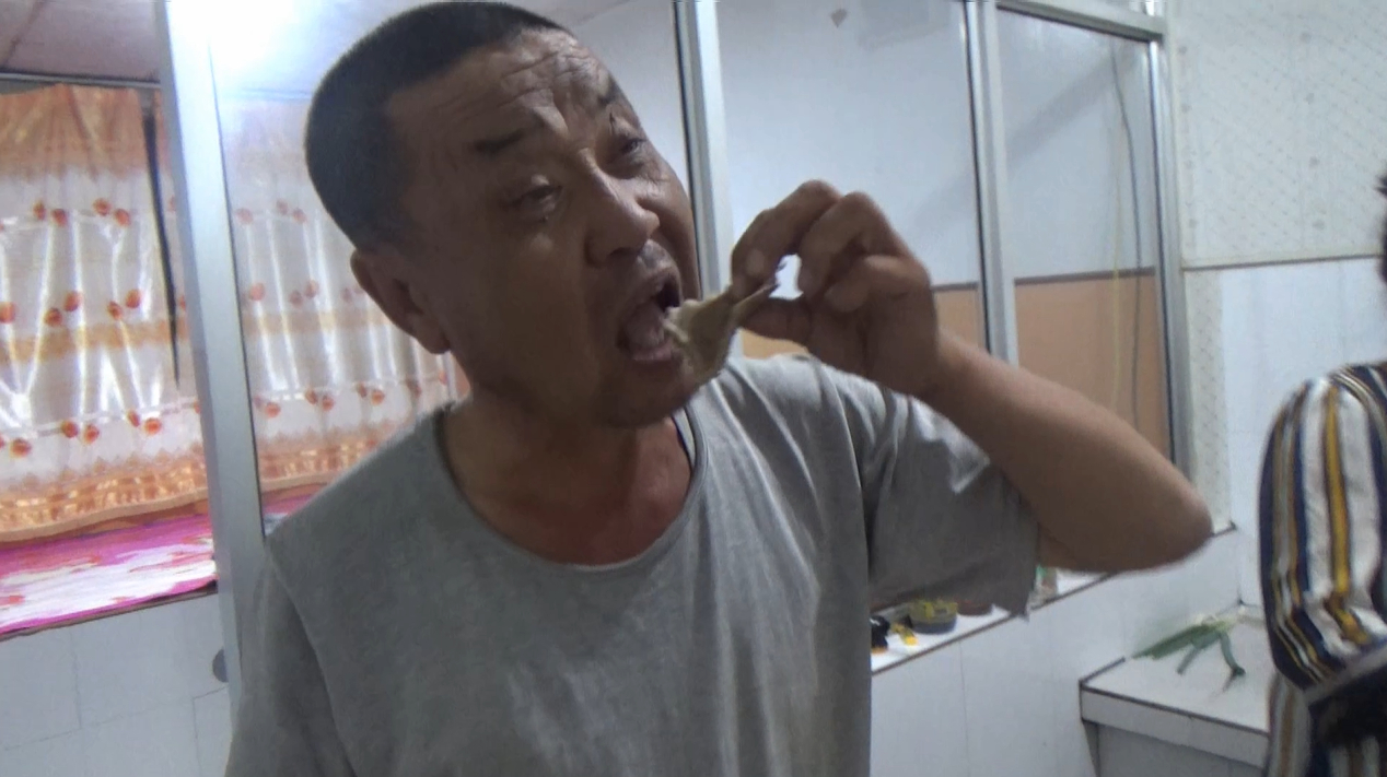 家里杀羊,老妈大铁锅煮羊下水,太馋人了,老卷大口吃羊肠真解馋