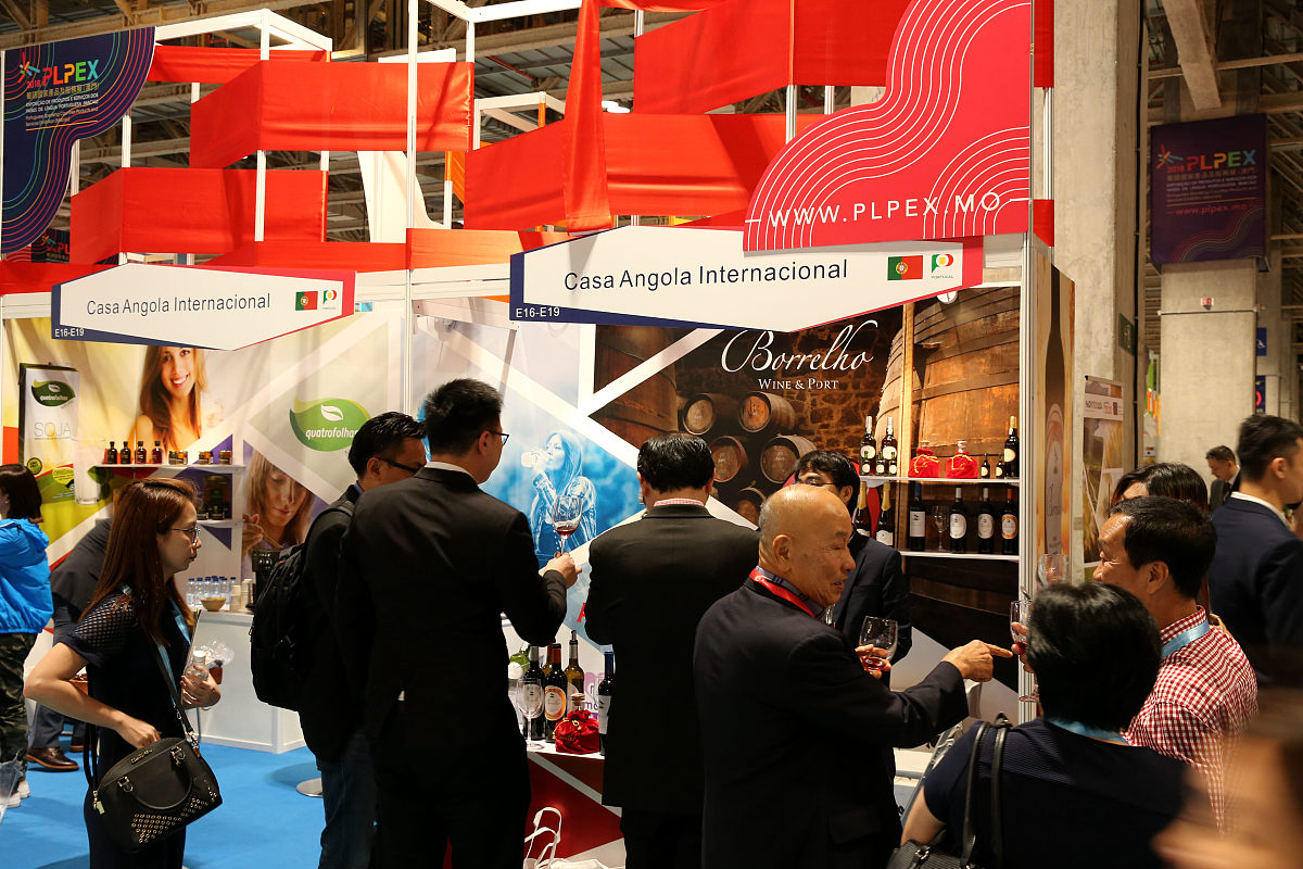 撰写一份跨境电子商务平台实务课程的课程标准课程标准应落实职业教育国家教学标准依据专业人才培养方案的相关要求科学规范制定明确课程性质与任务、课程目标与要求、课程 结构与内容、学生考核与评价、教学实施与保障、授课进程与安排