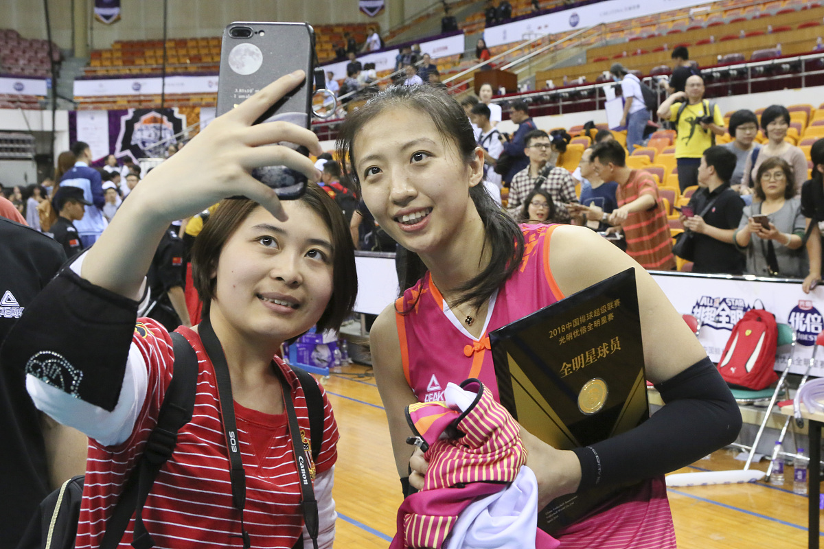 给这条稿子写用户跟评：萨马兰奇请吃饭！24年前杭州老人用手机直播中国女排