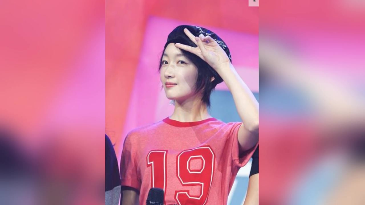 鬼马精灵周冬雨 贡献“表情包”展俏皮少女范