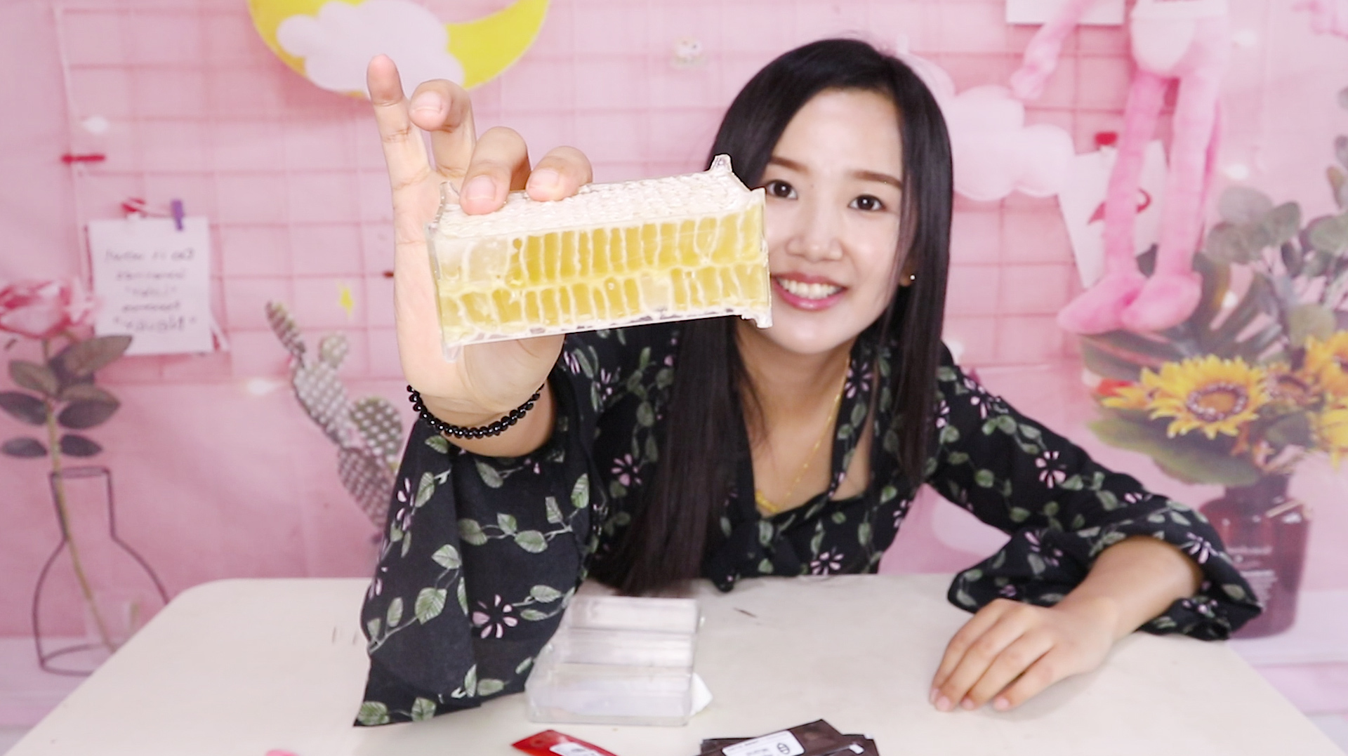 听粉丝说想看小影吃“蜂巢蜜”,一口下去差点被齁坏了,太甜了吧