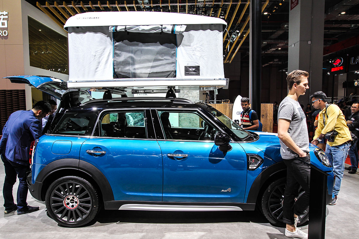 上海车展宝马mini展台在发放冰淇淋时工作人员疑区别对待中国和外国访客。视频显示当两位中国女性访客询问时工作人员称冰淇淋发完了但随后外国访客却很轻松领到了冰淇淋。此举让网友认为宝马区别对待引发争议造成恶劣影响。请帮宝马出一份针对此事的声明