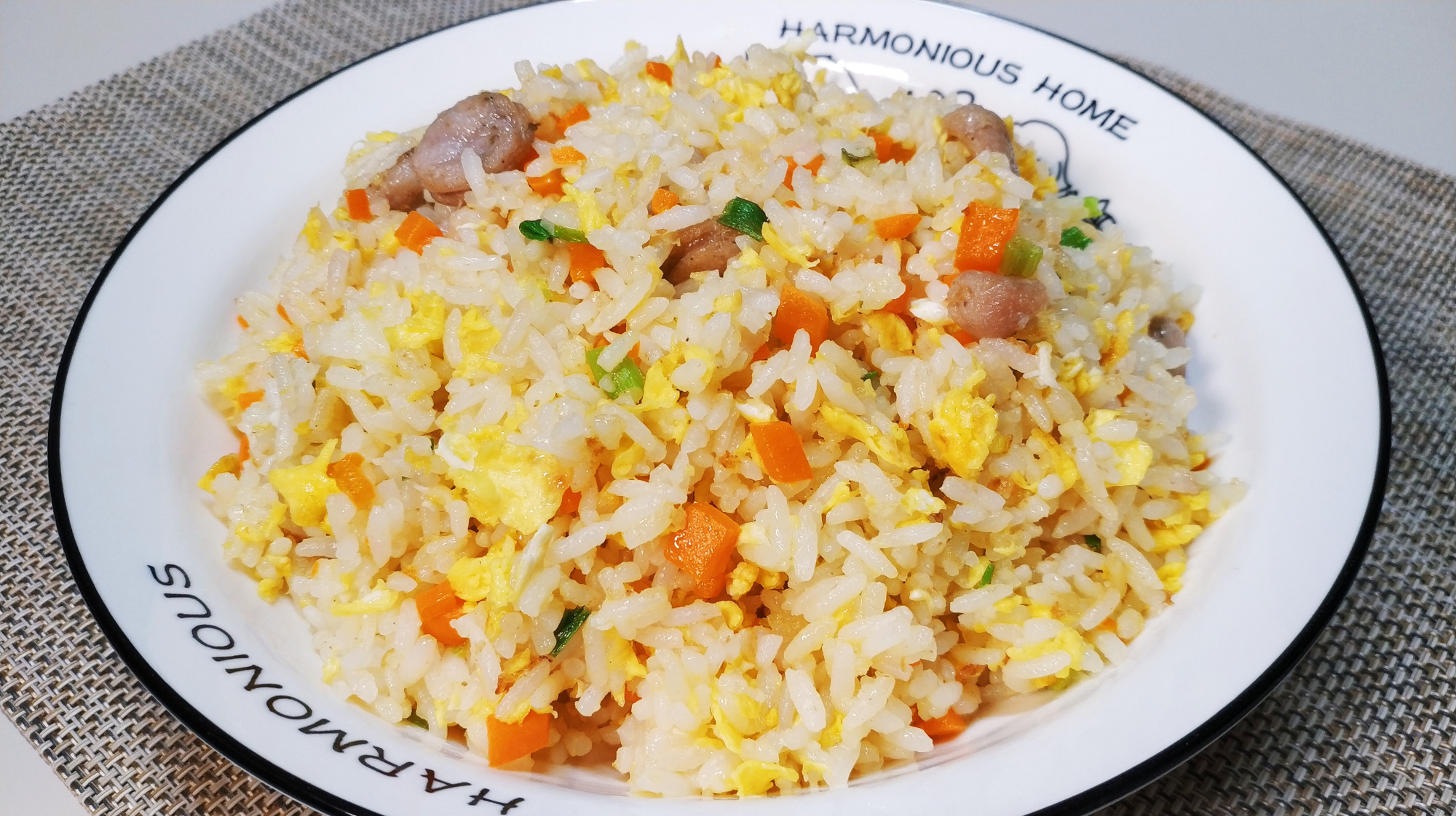 炒饭想要粒粒分明,千万不要直接下锅炒,记得这一步,松散好吃