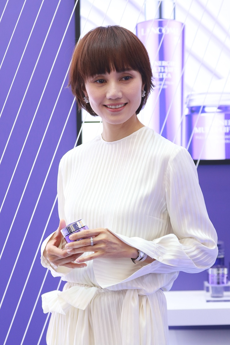 41岁袁泉白裙气质温婉瞪大眼招手 现场示范"脸部瑜伽"美如画报