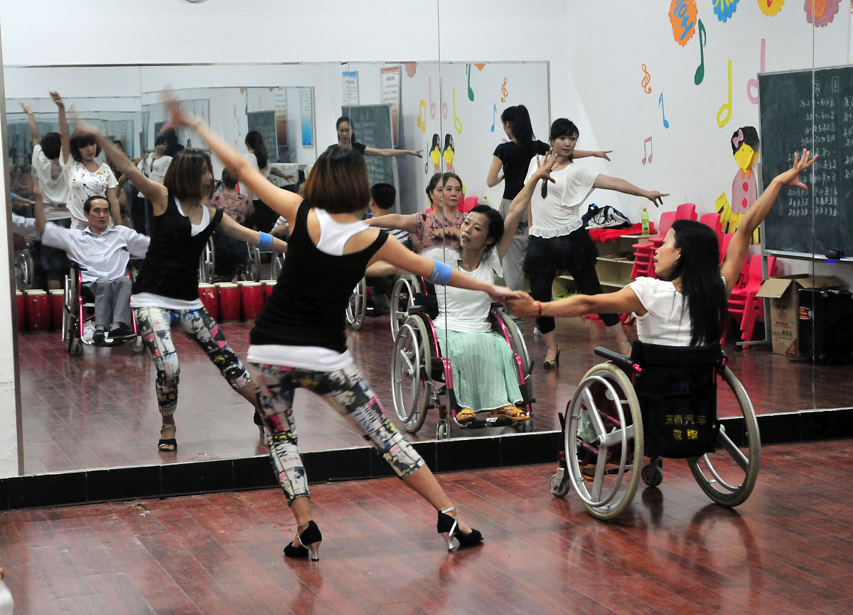 描述一位女子身材娇小可爱面容可爱的作文