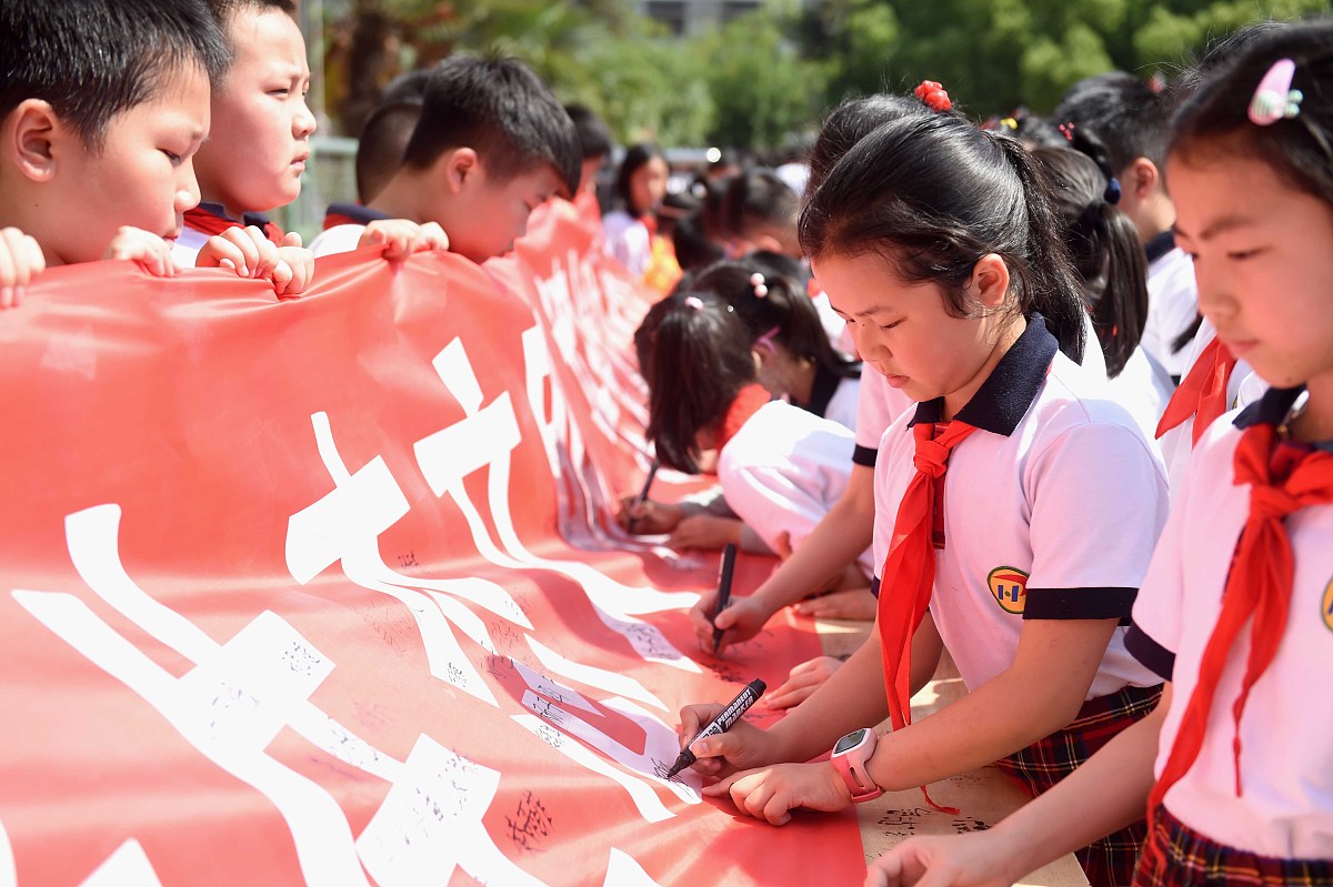 张恩泽班级本学期成果汇报：红领巾义卖、劳动研学、阅读打卡等活动