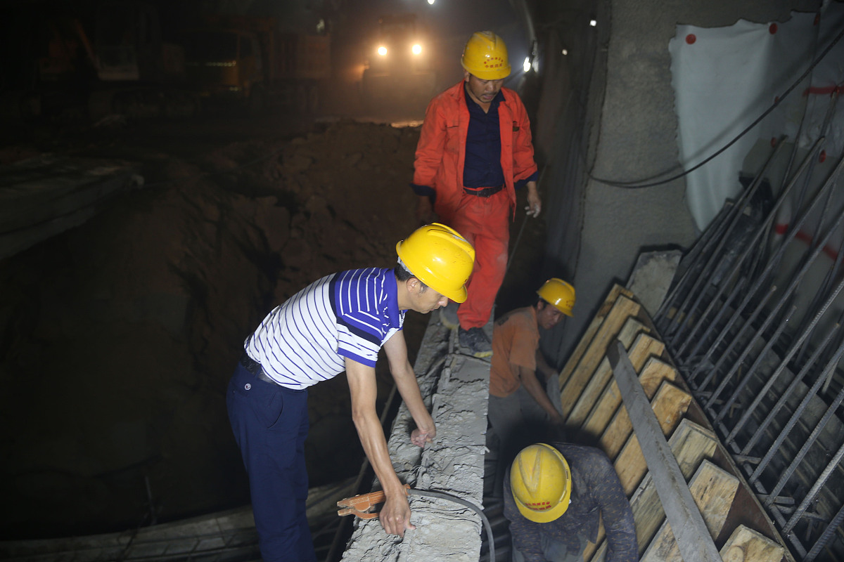 郫县铁路工程学校办学特色：培养铁路工程技术人才的摇篮