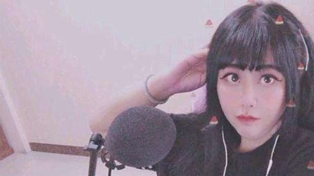 【萝莉音女主播直播时出bug秒变真脸,粉丝大呼受骗】近日,斗鱼上一位拥有五万多粉丝的声优女