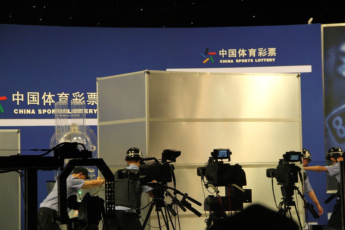 2015年8月3日,北京,体彩超级大乐透开奖现场.***_***2015年8月3日,北