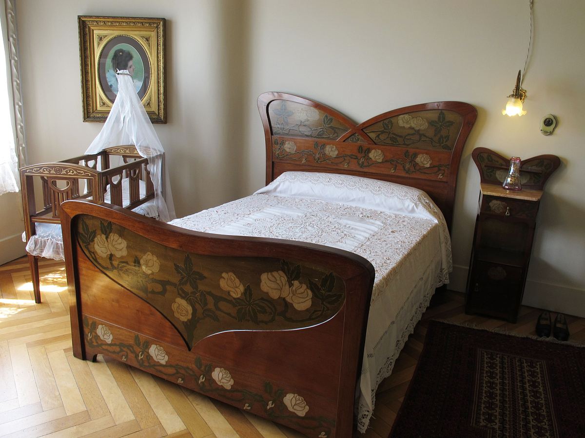 19、20世纪中西方建筑在床方面的异同点不少于1500字