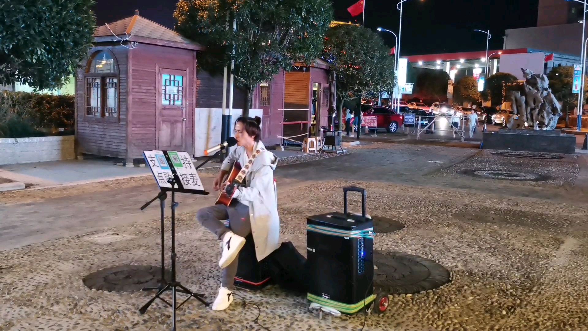 安顺夜市好吃街,街头艺人一首伍佰的《挪威的森林》让我驻足