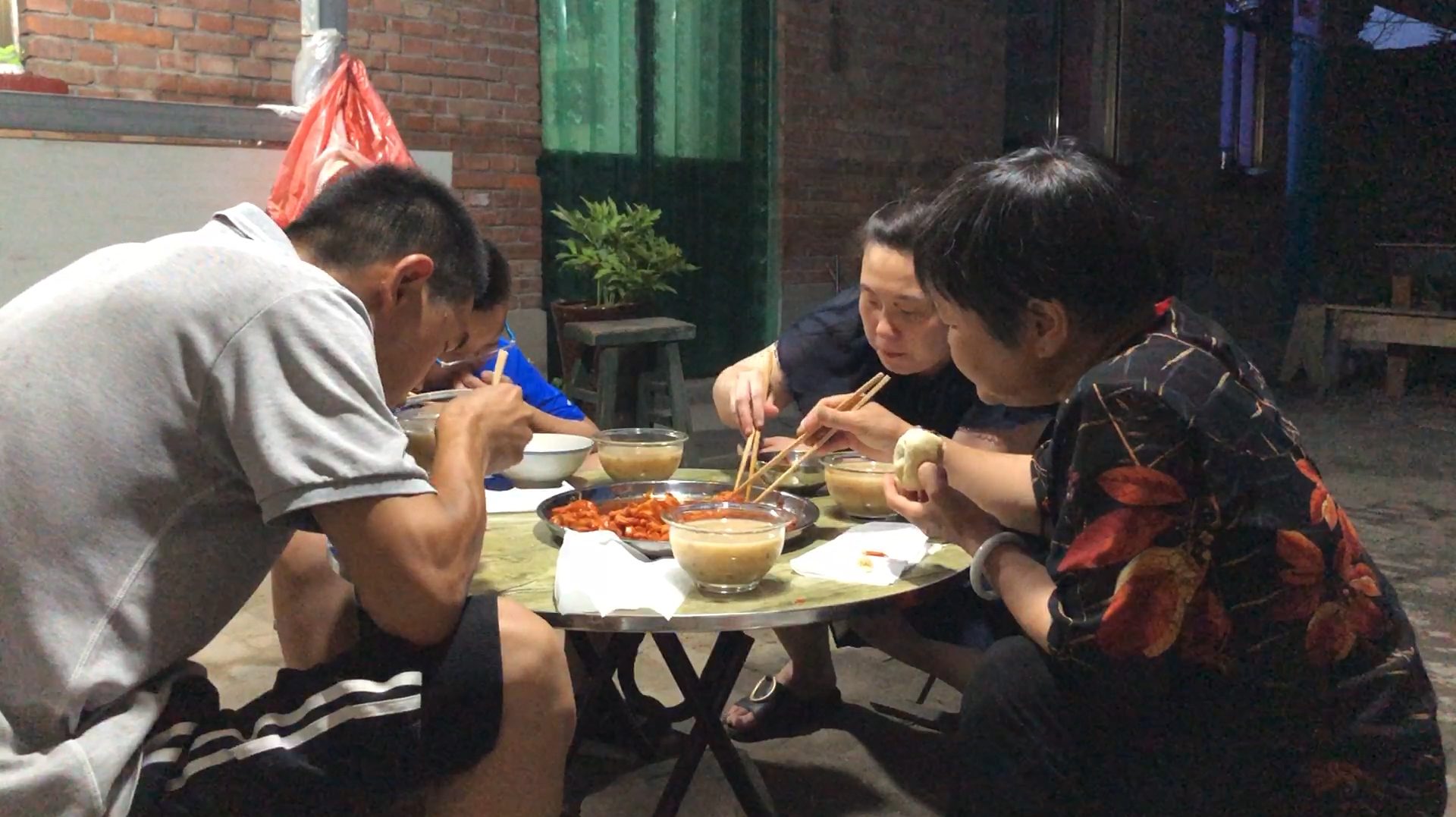 老婆想吃油焖大虾了,阿远做了满满一大盘,全家一次吃个够
