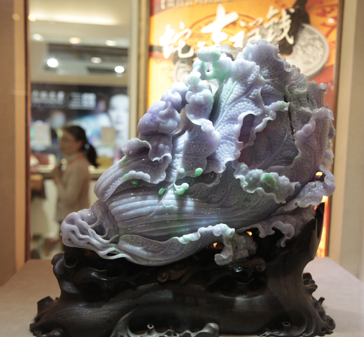 ***_***2012年12月12日,北京中国国际珠宝展上,北京菜百展出的翡翠白