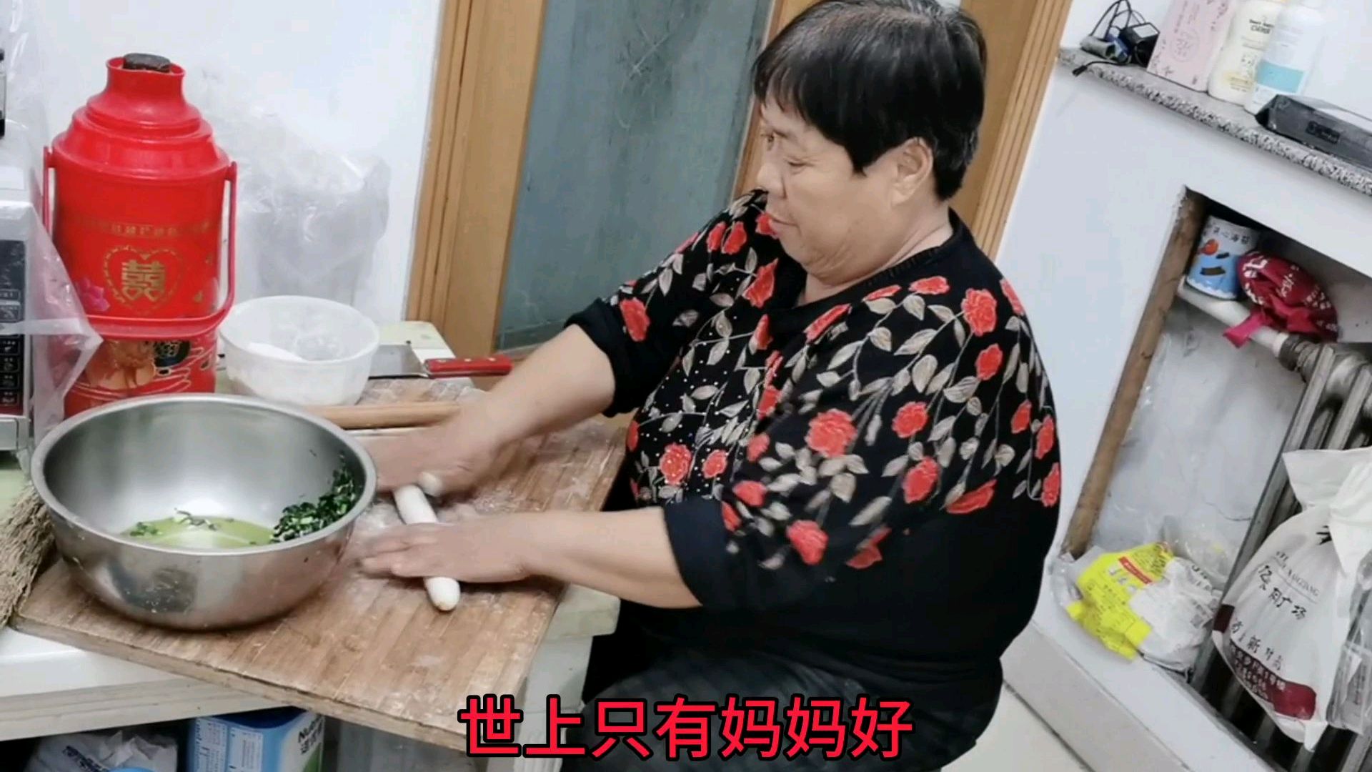 妈妈包的韭菜鸡蛋馅水饺,一颗大虾仁真满足,有妈的孩子像个宝