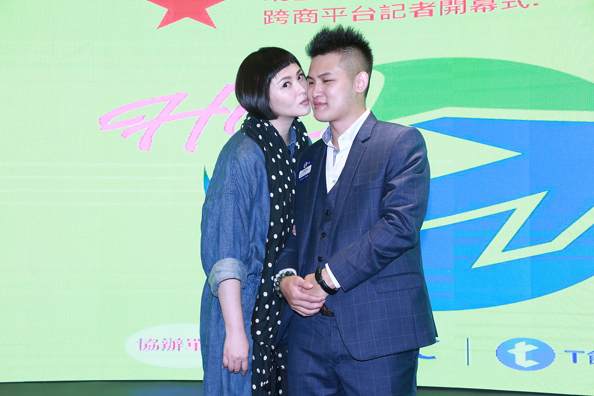 肿么了?"毒后"萧淑慎献吻力挺小15岁老公创业  娃娃头难遮双下巴发福