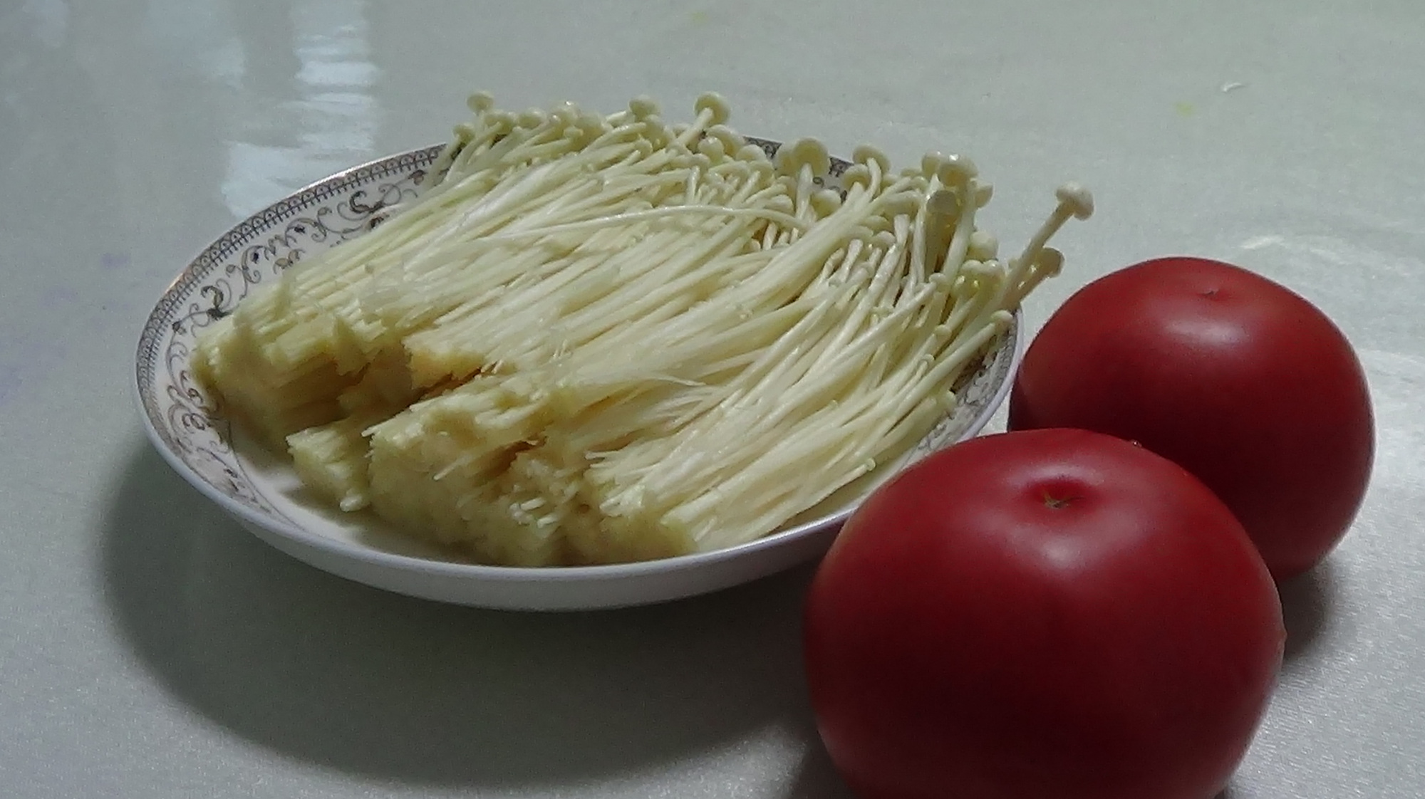 两个西红柿一盘金针菇,用简单的做法,酸甜开胃,吃了就上瘾!