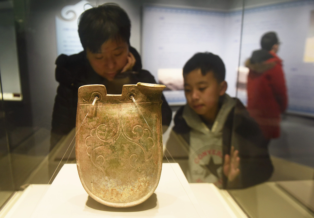 ***_***2018年2月3日,杭州,观众在观看辽代的绿釉刻花鸡冠壶.