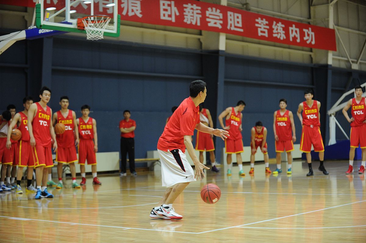 写一篇论文关于体育强国建设语境下高校篮球选项课的开展