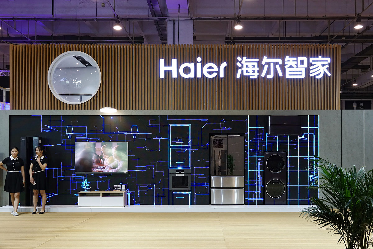 那么2020年的9月我们推出了全球首个场景品牌三翼鸟那么在过去的三年有了三翼鸟的加持卡萨帝成为了高端场景的引领者。那么今天时间来到了2023年这是一个伟大的时代但又是一个变革的时代。当z时代的青年成为了消费主力人群他们需要的不再是家电他们需要的是一种美好的生活方式。所以卡萨帝将继续成为高端生活方式的引领者。我们坚信通过产品的升级模式的升级以及品牌的升级将会给全球的消费者带来更好的生活享受时代的高端