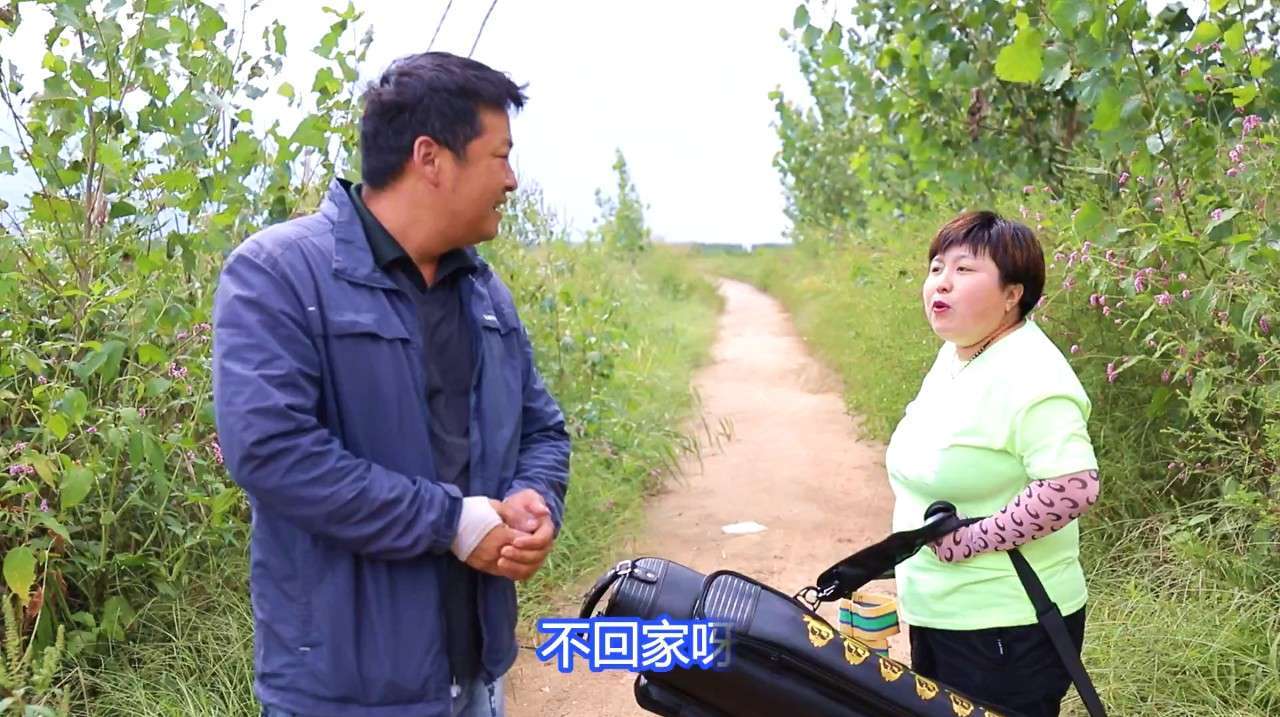 媳妇不让老公钓鱼,没想老公自制钓鱼竿,结果还真钓到了大鱼