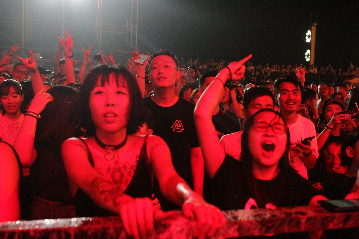 我需要一首摇滚风格的歌词我希望歌词充满反叛和自由的主题。要包含标题、主歌一 - 副歌一 - 主歌二 - 副歌二 - 桥段 - 副歌三 - 尾声主歌格式要一致副歌格式要一致每一节要押韵中文的