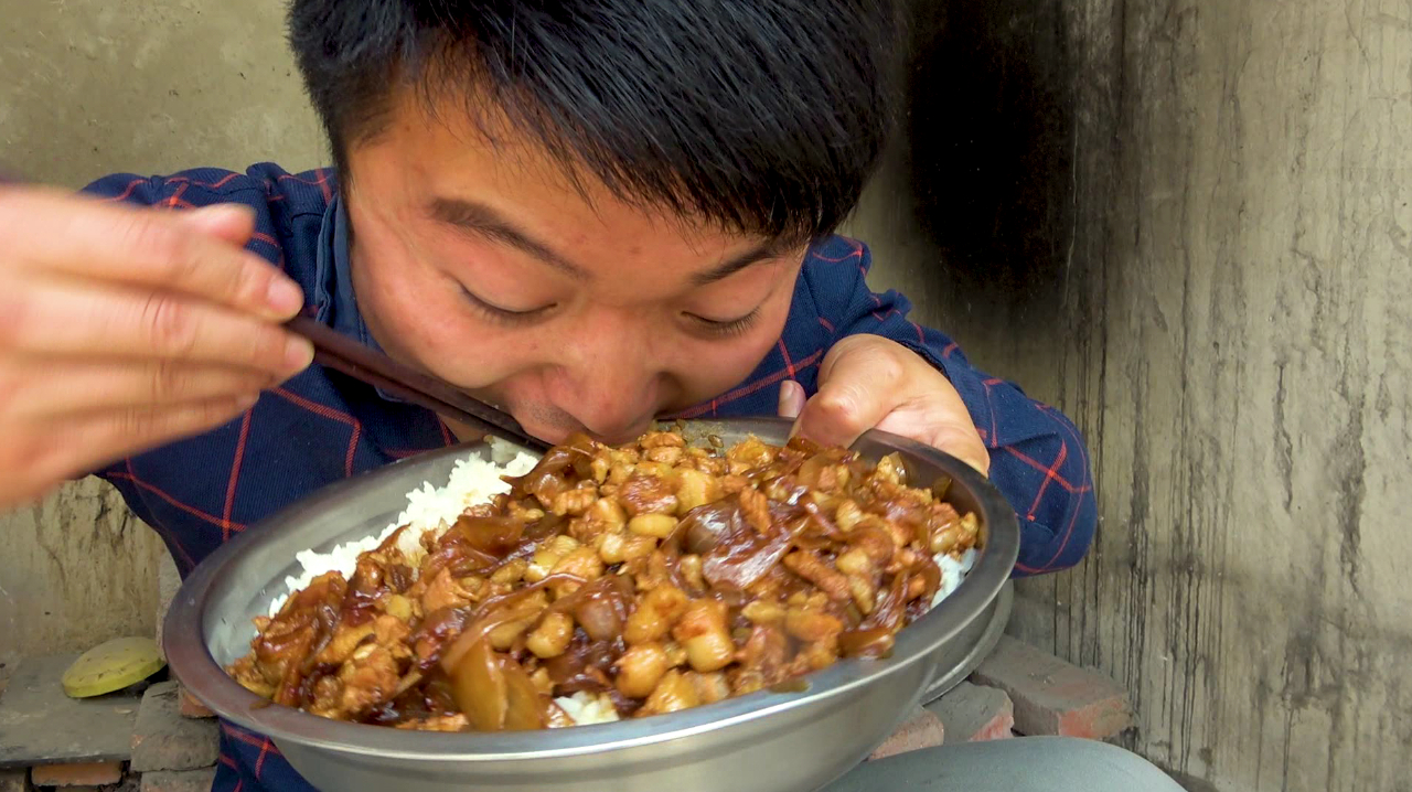 一斤肥肉,一斤饭,大sao做秘制卤肉饭,肉汁拌饭吃一盆,真过瘾