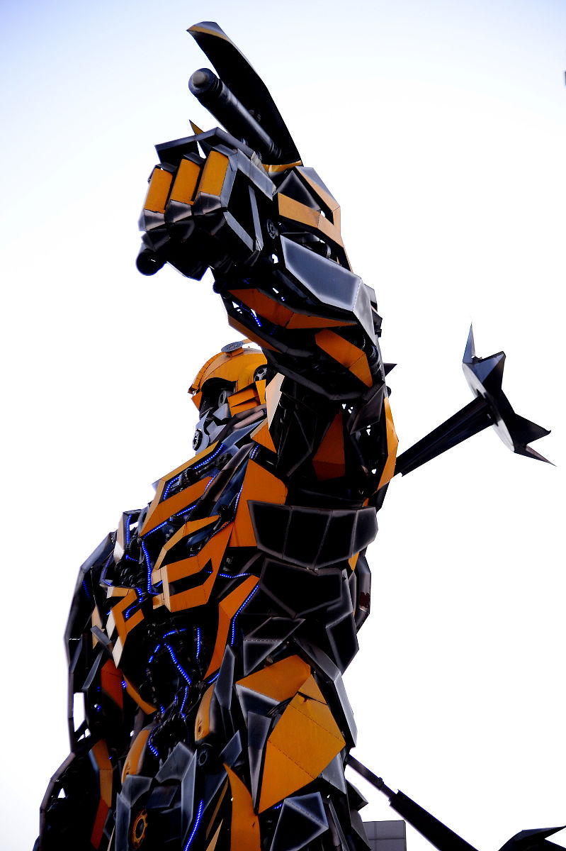 T之家 4 月 4 日消息《变形金刚：超能勇士崛起》现已发布最新的全员集结海报。如上图所示擎天柱、大黄蜂等超人气角色全新造型重磅回归一代人的童年 —— 猩猩队长、黄豹勇士、犀牛勇士、飞箭勇士等经典角色首登大银幕。 《变形金刚：超能勇士崛起》由小斯蒂芬・卡普尔执导安东尼・拉莫斯和多米尼克・菲什巴克主演皮特・戴维斯将为 Mirage幻影配音杨紫琼将为 Airazor飞箭勇士配音。该片已经在去年 10