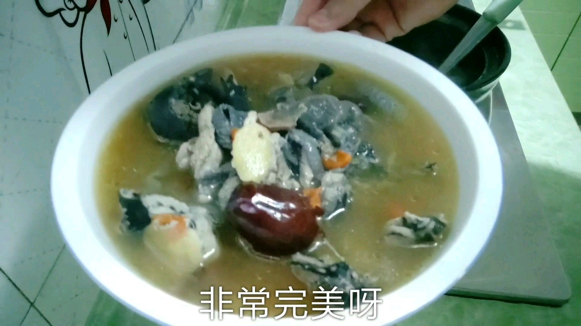 给老婆炖了个红枣枸杞乌鸡汤,小伙也跟着沾沾光,补充一下小能量